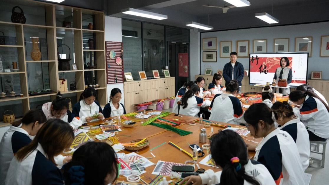 为非遗“添彩”，为青春“赋能”：江苏建院的文化育人新实践